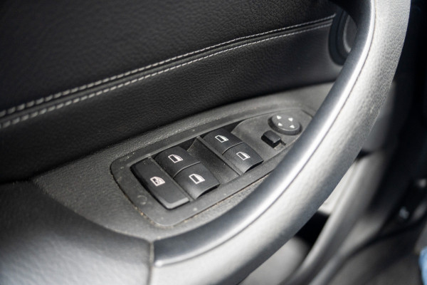 BMW X1 xDrive20i High Executive | Panoramadak | Head-Up Display | Stoelverwarming | HIFI | Camera | Leer | Trekhaak | Cruise Control | LED | Navigatie | NAP | Dealer Onderhouden | Automaat | Parkeersensoren | Climate Contro