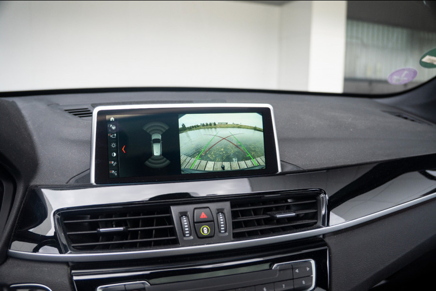 BMW X1 xDrive20i High Executive | Panoramadak | Head-Up Display | Stoelverwarming | HIFI | Camera | Leer | Trekhaak | Cruise Control | LED | Navigatie | NAP | Dealer Onderhouden | Automaat | Parkeersensoren | Climate Contro