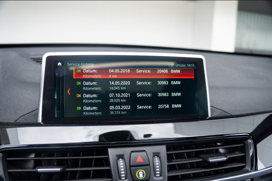 BMW X1 xDrive20i High Executive | Panoramadak | Head-Up Display | Stoelverwarming | HIFI | Camera | Leer | Trekhaak | Cruise Control | LED | Navigatie | NAP | Dealer Onderhouden | Automaat | Parkeersensoren | Climate Contro