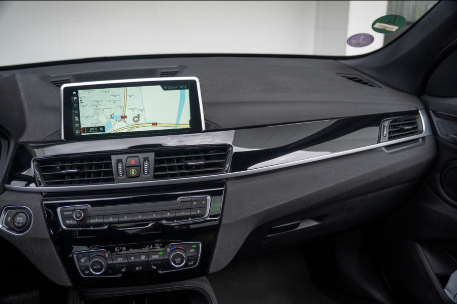 BMW X1 xDrive20i High Executive | Panoramadak | Head-Up Display | Stoelverwarming | HIFI | Camera | Leer | Trekhaak | Cruise Control | LED | Navigatie | NAP | Dealer Onderhouden | Automaat | Parkeersensoren | Climate Contro