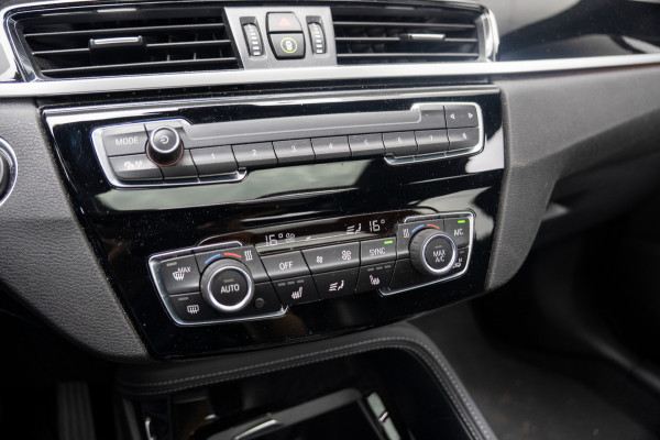 BMW X1 xDrive20i High Executive | Panoramadak | Head-Up Display | Stoelverwarming | HIFI | Camera | Leer | Trekhaak | Cruise Control | LED | Navigatie | NAP | Dealer Onderhouden | Automaat | Parkeersensoren | Climate Contro