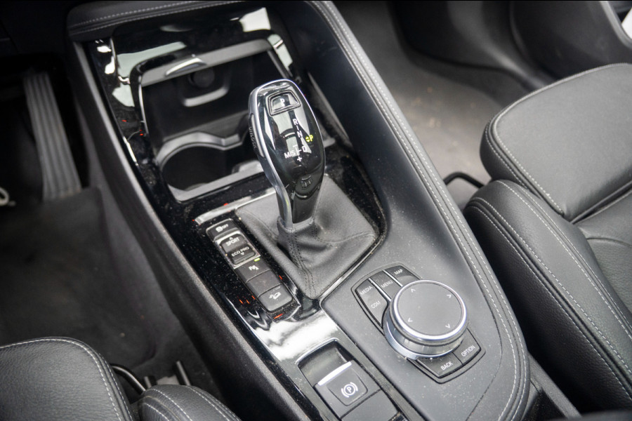 BMW X1 xDrive20i High Executive | Panoramadak | Head-Up Display | Stoelverwarming | HIFI | Camera | Leer | Trekhaak | Cruise Control | LED | Navigatie | NAP | Dealer Onderhouden | Automaat | Parkeersensoren | Climate Contro