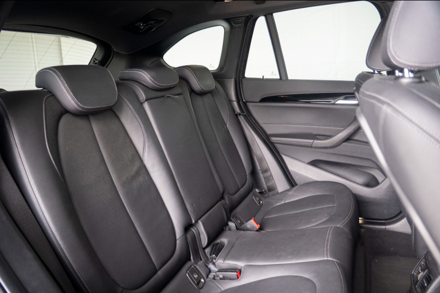 BMW X1 xDrive20i High Executive | Panoramadak | Head-Up Display | Stoelverwarming | HIFI | Camera | Leer | Trekhaak | Cruise Control | LED | Navigatie | NAP | Dealer Onderhouden | Automaat | Parkeersensoren | Climate Contro
