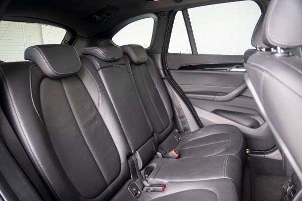 BMW X1 xDrive20i High Executive | Panoramadak | Head-Up Display | Stoelverwarming | HIFI | Camera | Leer | Trekhaak | Cruise Control | LED | Navigatie | NAP | Dealer Onderhouden | Automaat | Parkeersensoren | Climate Contro