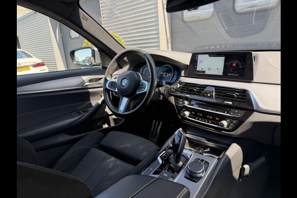BMW 5 Serie Touring 520d Executive M-Sport | Camera | Harmon Kardon | Navigatie | Elektrische Achterklep | 19 Inch Lichtmetalen Velgen |