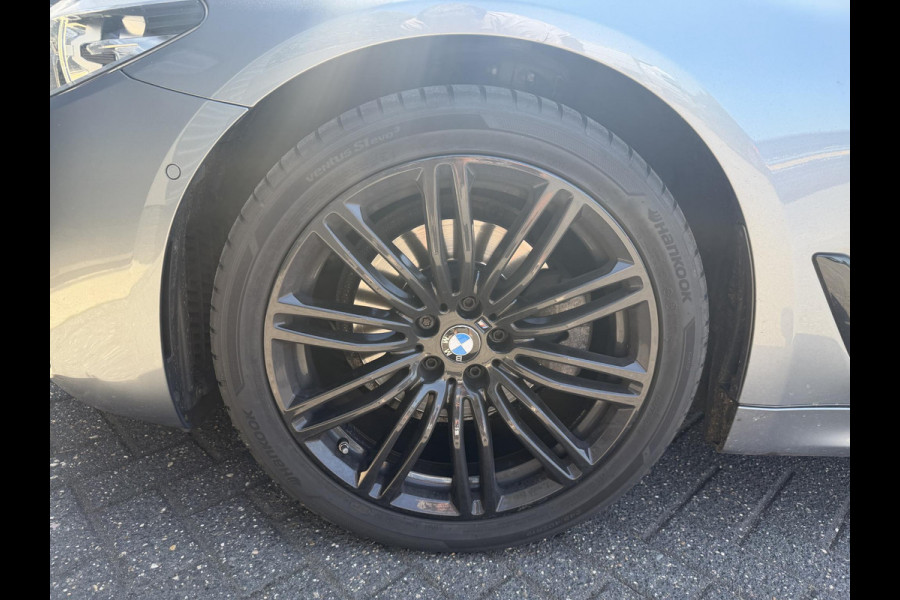 BMW 5 Serie Touring 520d Executive M-Sport | Camera | Harmon Kardon | Navigatie | Elektrische Achterklep | 19 Inch Lichtmetalen Velgen |