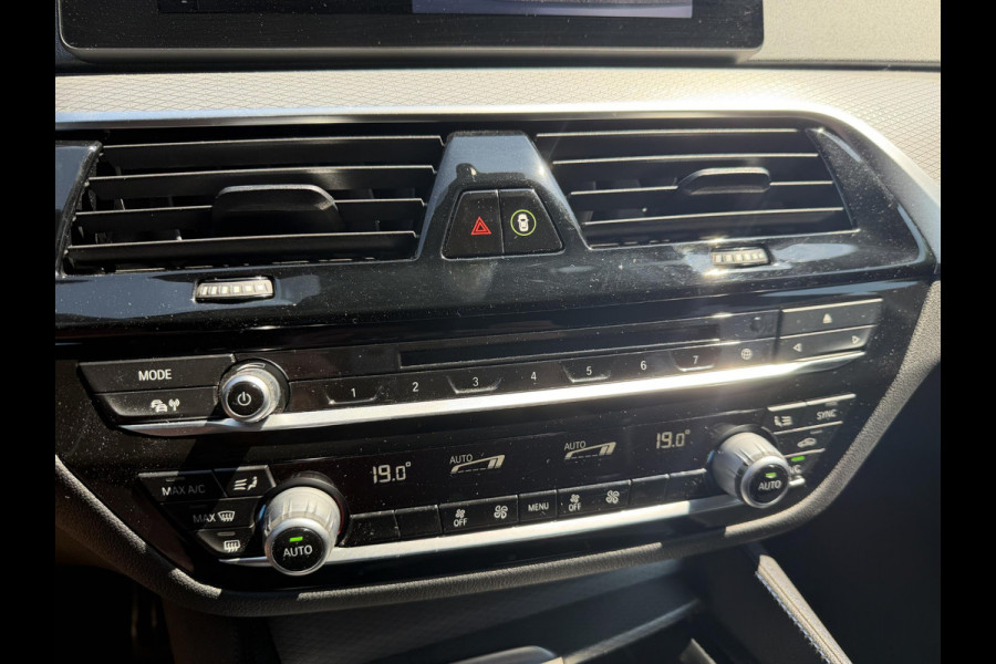 BMW 5 Serie Touring 520d Executive M-Sport | Camera | Harmon Kardon | Navigatie | Elektrische Achterklep | 19 Inch Lichtmetalen Velgen |
