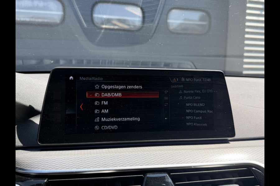 BMW 5 Serie Touring 520d Executive M-Sport | Camera | Harmon Kardon | Navigatie | Elektrische Achterklep | 19 Inch Lichtmetalen Velgen |