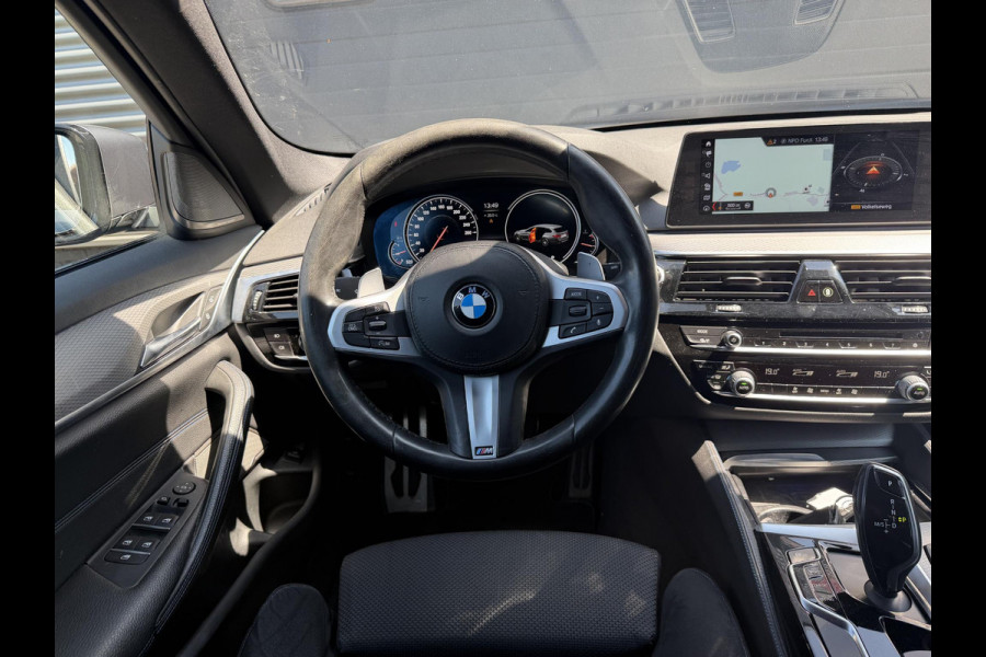 BMW 5 Serie Touring 520d Executive M-Sport | Camera | Harmon Kardon | Navigatie | Elektrische Achterklep | 19 Inch Lichtmetalen Velgen |