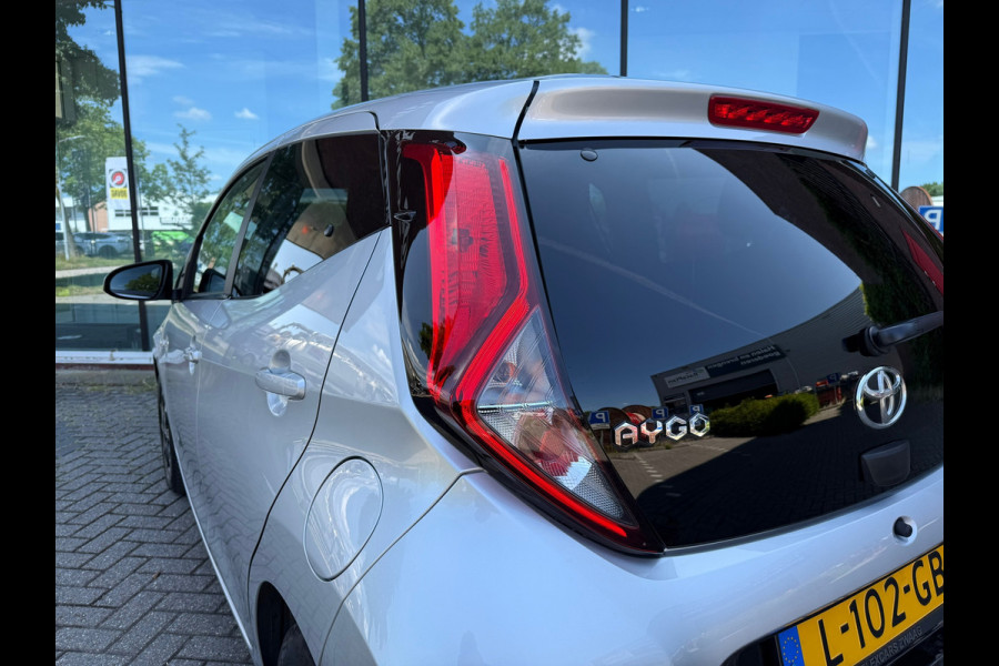 Toyota Aygo 1.0 VVT-i x-joy - Automaat - Climate - Trekhaak - Media - Org.NL