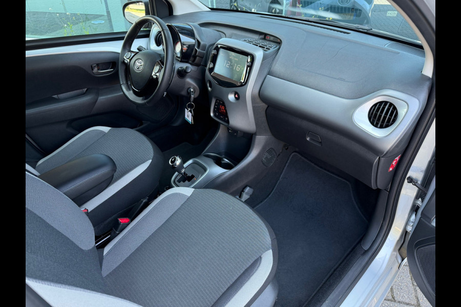 Toyota Aygo 1.0 VVT-i x-joy - Automaat - Climate - Trekhaak - Media - Org.NL