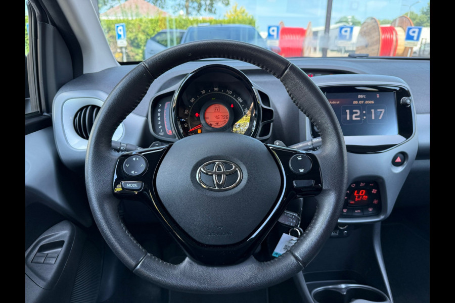Toyota Aygo 1.0 VVT-i x-joy - Automaat - Climate - Trekhaak - Media - Org.NL