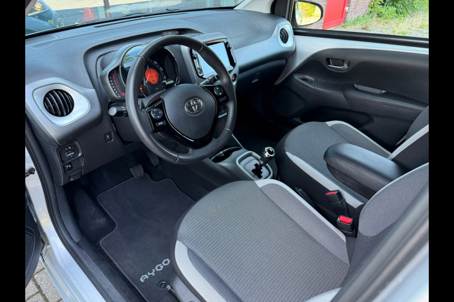 Toyota Aygo 1.0 VVT-i x-joy - Automaat - Climate - Trekhaak - Media - Org.NL