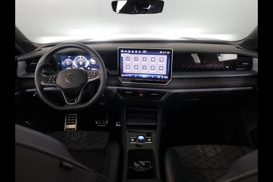 Volkswagen Tayron 1.5 eHybrid R-Line Edition 204 pk Automaat (DSG) | Verlengde garantie | Navigatie | Panoramadak | Trekhaak (wegklapbaar) | Parkeersensoren (Park assist) | Rondomzicht camera | Black Style pakket | R-Line |