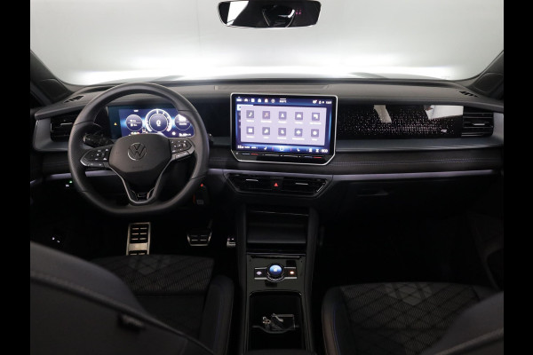 Volkswagen Tayron 1.5 eHybrid R-Line Edition 204 pk Automaat (DSG) | Verlengde garantie | Navigatie | Panoramadak | Trekhaak (wegklapbaar) | Parkeersensoren (Park assist) | Rondomzicht camera | Black Style pakket | R-Line |