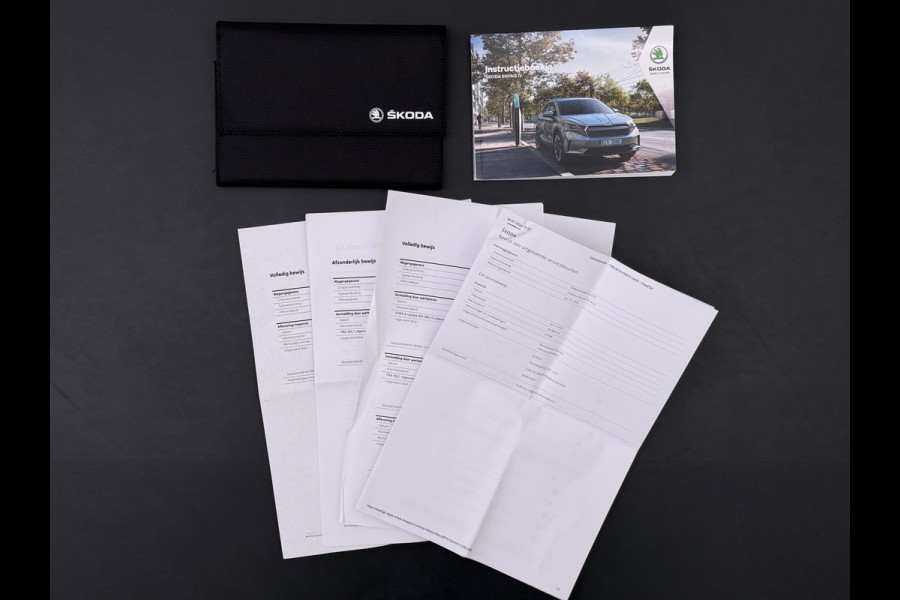 Škoda ENYAQ iV 60 First Edition SOH 92% 3-Zone Ecc Adap.Cruise Stoel+Stuurverwarming Elek.Stoel+Memory Camera Apple Camera Android Auto Navi Pd Keyless advanced Led Matrix Blind Spot Warning Lmv Privacy Glas Lane Assist DAB P-Assist GSM Draadloos laden Dealeronderhouden Origineel Nederlandse Auto