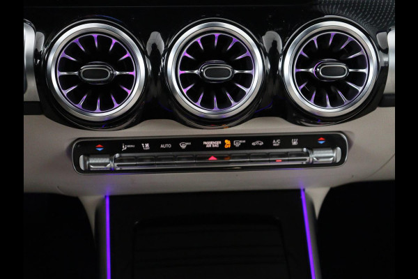 Mercedes-Benz GLB 200 Luxury Line | Panoramadak | Leder | Adaptive cruise | Camera | Park assist | Carplay | Sfeerverlichting | Full LED | Stoelverwarming | Navigatie |