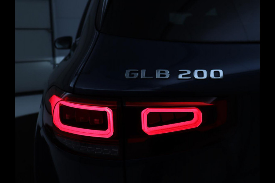 Mercedes-Benz GLB 200 Luxury Line | Panoramadak | Leder | Adaptive cruise | Camera | Park assist | Carplay | Sfeerverlichting | Full LED | Stoelverwarming | Navigatie |