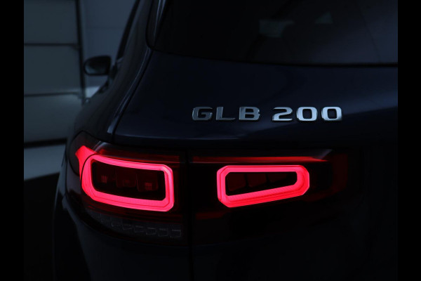 Mercedes-Benz GLB 200 Luxury Line | Panoramadak | Leder | Adaptive cruise | Camera | Park assist | Carplay | Sfeerverlichting | Full LED | Stoelverwarming | Navigatie |