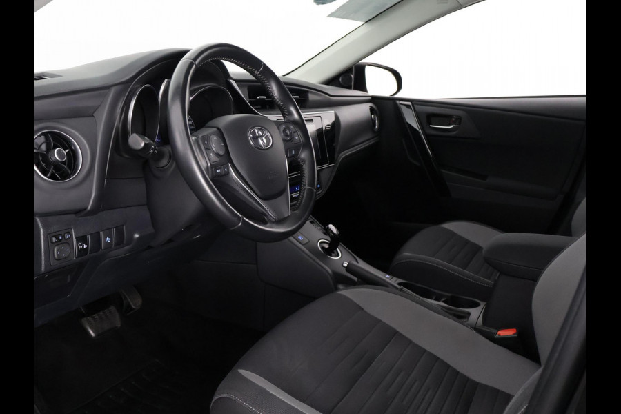 Toyota Auris 1.8 Hybrid Executive . GARANTIE TOT 02-2029 . STOEL VERWARMING . NAVIGATIE . CRUISE CONTROL .