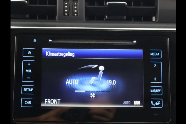 Toyota Auris 1.8 Hybrid Executive . GARANTIE TOT 02-2029 . STOEL VERWARMING . NAVIGATIE . CRUISE CONTROL .