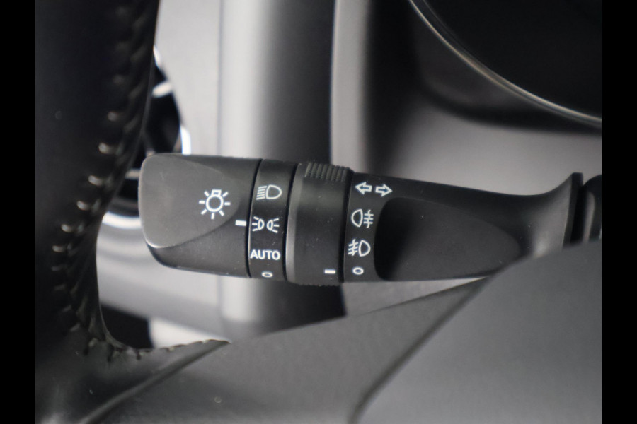 Toyota Auris 1.8 Hybrid Executive . GARANTIE TOT 02-2029 . STOEL VERWARMING . NAVIGATIE . CRUISE CONTROL .