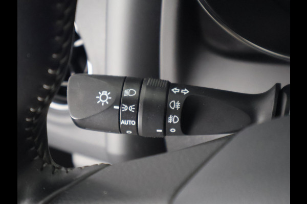 Toyota Auris 1.8 Hybrid Executive . GARANTIE TOT 02-2029 . STOEL VERWARMING . NAVIGATIE . CRUISE CONTROL .