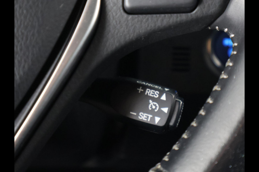 Toyota Auris 1.8 Hybrid Executive . GARANTIE TOT 02-2029 . STOEL VERWARMING . NAVIGATIE . CRUISE CONTROL .