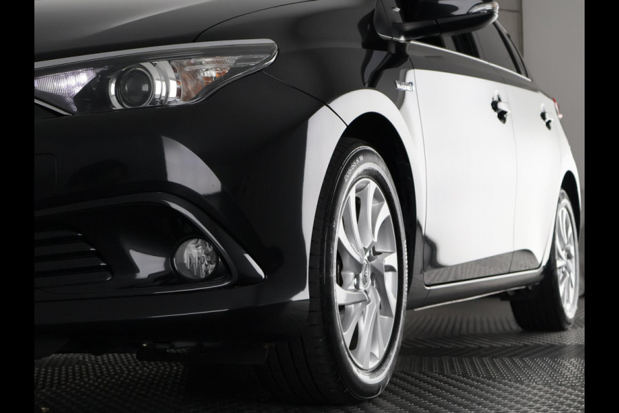 Toyota Auris 1.8 Hybrid Executive . GARANTIE TOT 02-2029 . STOEL VERWARMING . NAVIGATIE . CRUISE CONTROL .