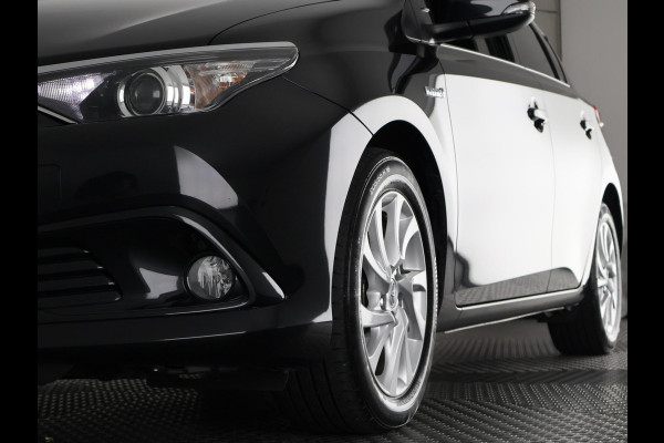 Toyota Auris 1.8 Hybrid Executive . GARANTIE TOT 02-2029 . STOEL VERWARMING . NAVIGATIE . CRUISE CONTROL .