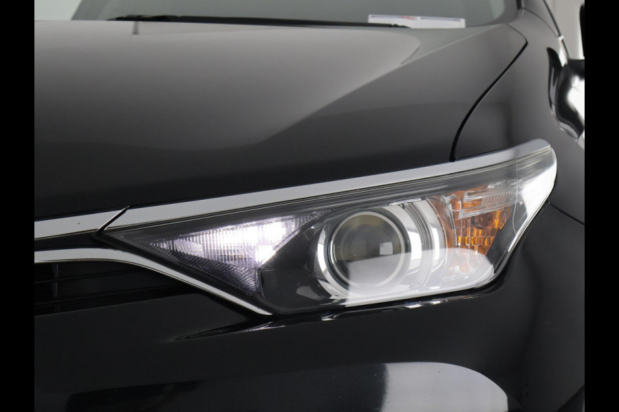 Toyota Auris 1.8 Hybrid Executive . GARANTIE TOT 02-2029 . STOEL VERWARMING . NAVIGATIE . CRUISE CONTROL .