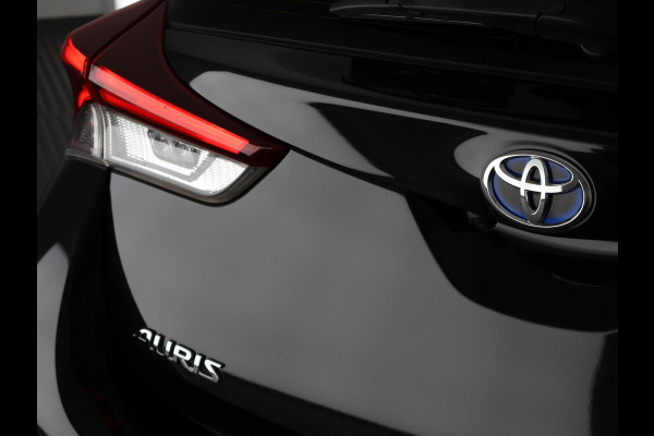Toyota Auris 1.8 Hybrid Executive . GARANTIE TOT 02-2029 . STOEL VERWARMING . NAVIGATIE . CRUISE CONTROL .