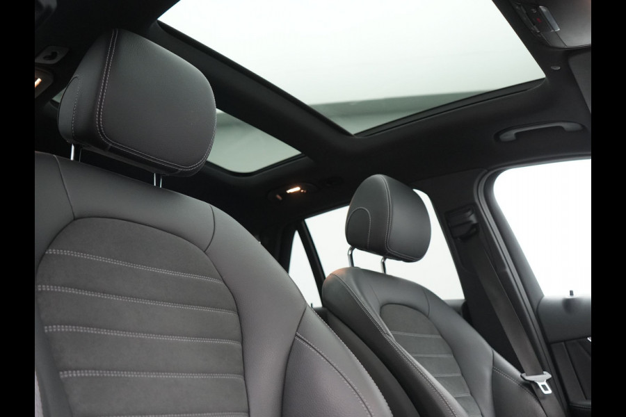 Mercedes-Benz GLC 300e 4MATIC Business Solution AMG 320pk Dealer O.H. | Trekhaak Afn. | Panodak | Camera | Alcantara Sportstoelen Verwarmd | Sfeerverlichting | Apple Carplay | Cruise Control | Navigatie | DAB | 19"L.M | Plug In Hybrid |