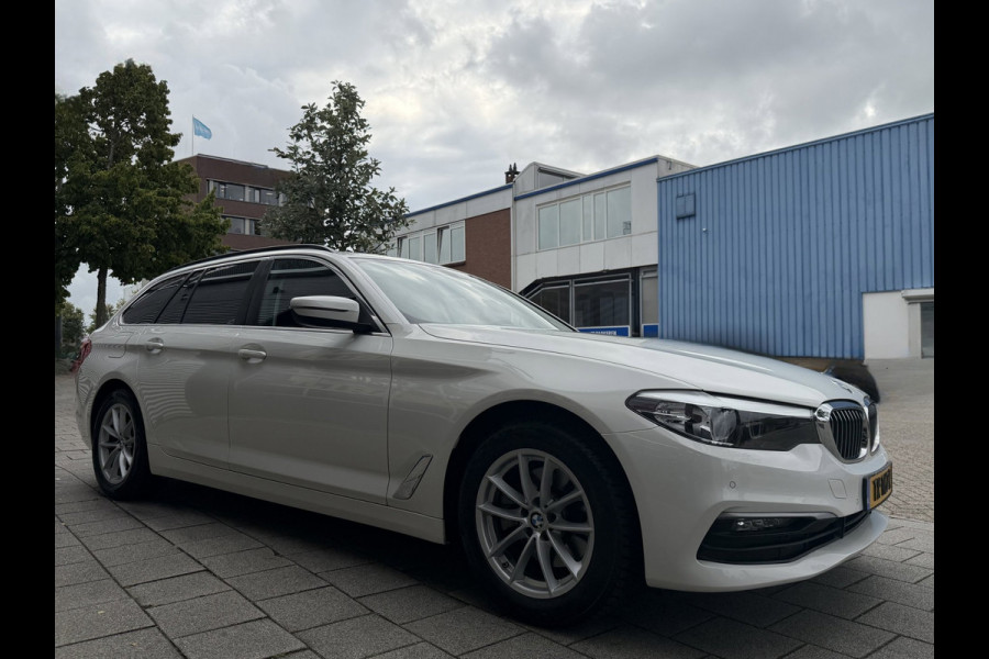 BMW 5 Serie Touring 520i Executive - Panorama dak -Schuifdak I Navigatie I Airco I LED I PDC I Sport pakket I Dealer onderhouden