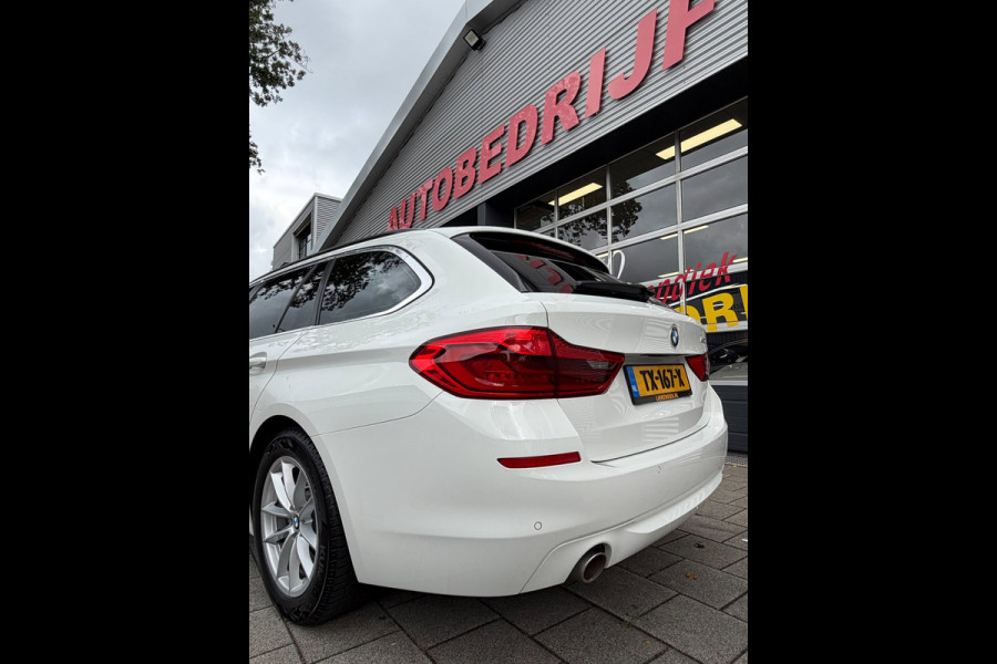 BMW 5 Serie Touring 520i Executive - Panorama dak -Schuifdak I Navigatie I Airco I LED I PDC I Sport pakket I Dealer onderhouden