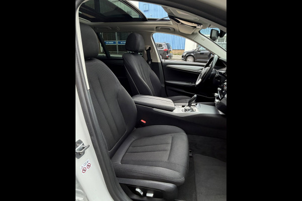 BMW 5 Serie Touring 520i Executive - Panorama dak -Schuifdak I Navigatie I Airco I LED I PDC I Sport pakket I Dealer onderhouden