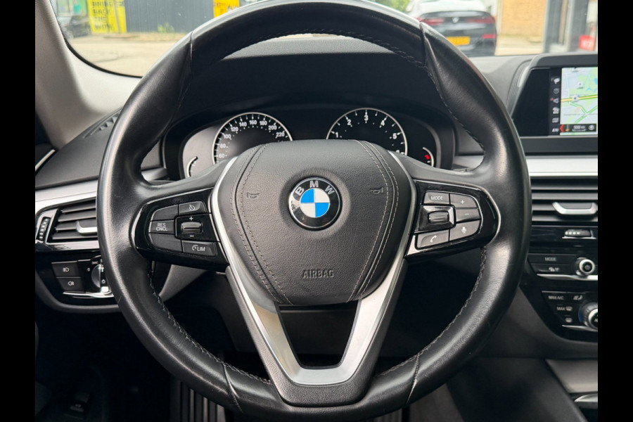 BMW 5 Serie Touring 520i Executive - Panorama dak -Schuifdak I Navigatie I Airco I LED I PDC I Sport pakket I Dealer onderhouden