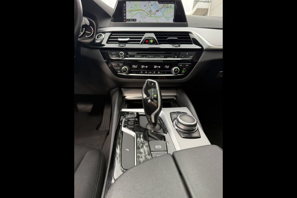 BMW 5 Serie Touring 520i Executive - Panorama dak -Schuifdak I Navigatie I Airco I LED I PDC I Sport pakket I Dealer onderhouden