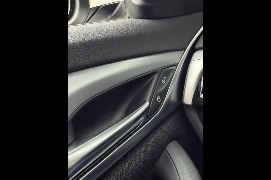 BMW 5 Serie Touring 520i Executive - Panorama dak -Schuifdak I Navigatie I Airco I LED I PDC I Sport pakket I Dealer onderhouden