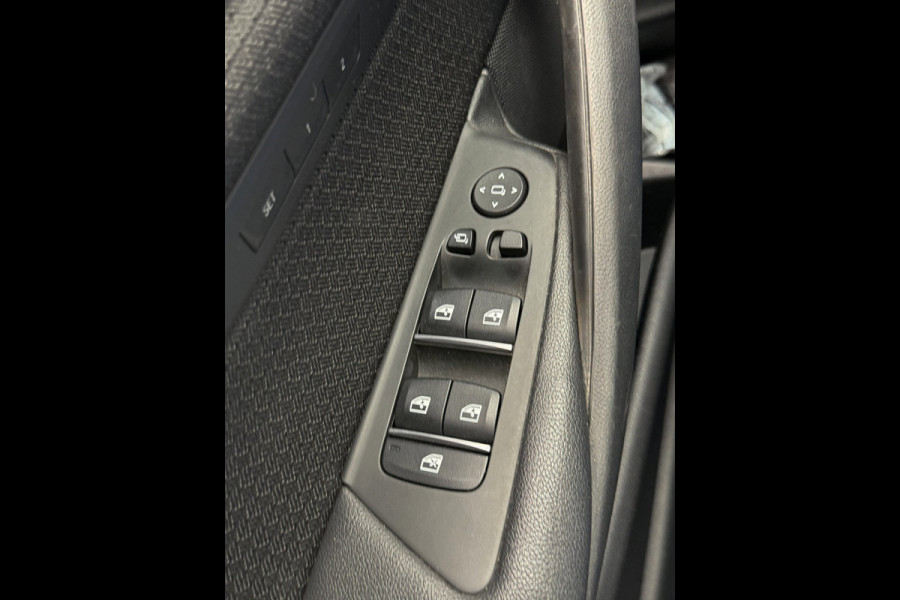 BMW 5 Serie Touring 520i Executive - Panorama dak -Schuifdak I Navigatie I Airco I LED I PDC I Sport pakket I Dealer onderhouden