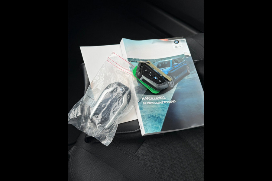 BMW 5 Serie Touring 520i Executive - Panorama dak -Schuifdak I Navigatie I Airco I LED I PDC I Sport pakket I Dealer onderhouden