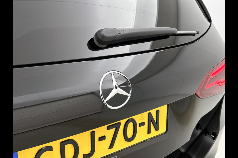 Mercedes-Benz B-Klasse 250 e AMG Plug-In Hybride LIchtmetalen velgen | navigatie | MBUX wide screen| Sfeerverlichting | Night Pakket | Neerklapbare ach Inclusief 24 maanden MB Certified garantie voor Europa.