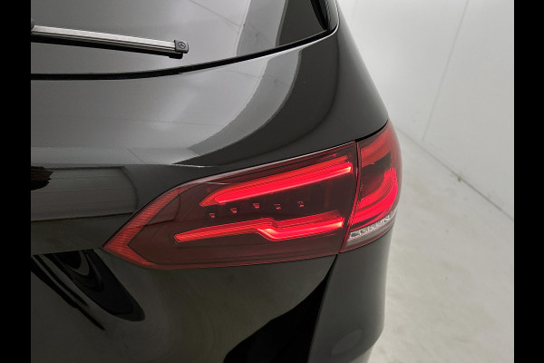 Mercedes-Benz B-Klasse 250 e AMG Plug-In Hybride LIchtmetalen velgen | navigatie | MBUX wide screen| Sfeerverlichting | Night Pakket | Neerklapbare ach Inclusief 24 maanden MB Certified garantie voor Europa.