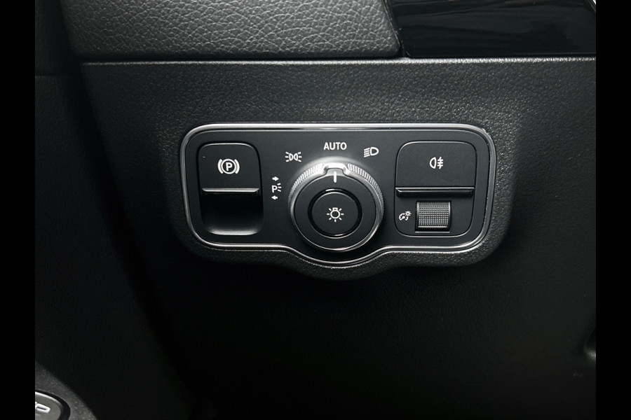 Mercedes-Benz B-Klasse 250 e AMG Plug-In Hybride LIchtmetalen velgen | navigatie | MBUX wide screen| Sfeerverlichting | Night Pakket | Neerklapbare ach Inclusief 24 maanden MB Certified garantie voor Europa.