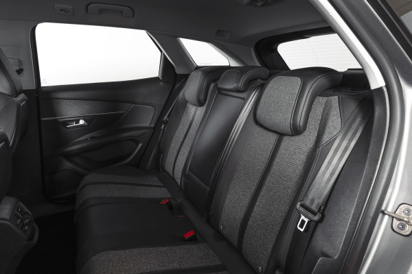 Peugeot 3008 1.2 PureTech 130 PK Blue Lease Premium - Automaat | Dig. Cockpit | Cruise | Stoelverw. | PDC | Camera | NAV + App. Connect | ECC | Elek. Klep | LM 19" |