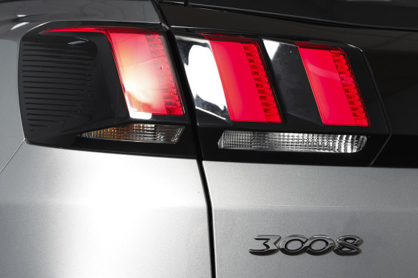 Peugeot 3008 1.2 PureTech 130 PK Blue Lease Premium - Automaat | Dig. Cockpit | Cruise | Stoelverw. | PDC | Camera | NAV + App. Connect | ECC | Elek. Klep | LM 19" |