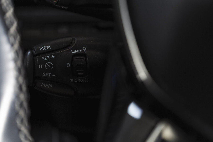 Peugeot 3008 1.2 PureTech 130 PK Blue Lease Premium - Automaat | Dig. Cockpit | Cruise | Stoelverw. | PDC | Camera | NAV + App. Connect | ECC | Elek. Klep | LM 19" |
