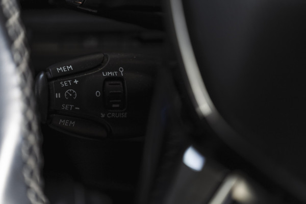Peugeot 3008 1.2 PureTech 130 PK Blue Lease Premium - Automaat | Dig. Cockpit | Cruise | Stoelverw. | PDC | Camera | NAV + App. Connect | ECC | Elek. Klep | LM 19" |