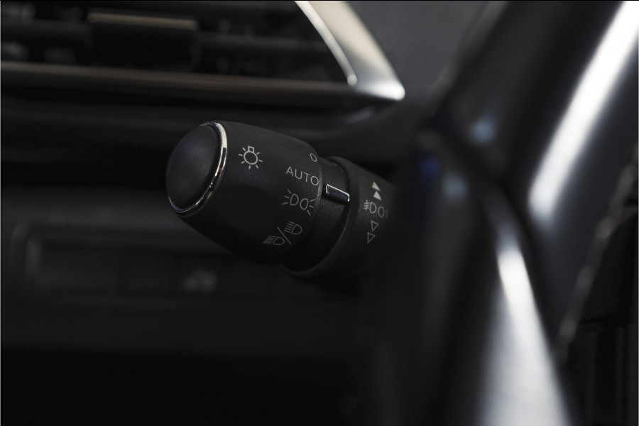 Peugeot 3008 1.2 PureTech 130 PK Blue Lease Premium - Automaat | Dig. Cockpit | Cruise | Stoelverw. | PDC | Camera | NAV + App. Connect | ECC | Elek. Klep | LM 19" |