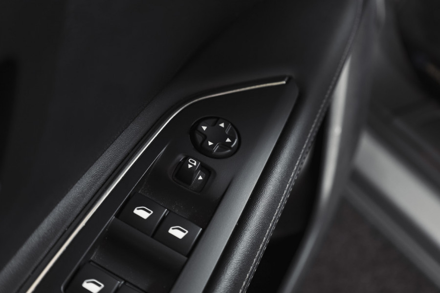 Peugeot 3008 1.2 PureTech 130 PK Blue Lease Premium - Automaat | Dig. Cockpit | Cruise | Stoelverw. | PDC | Camera | NAV + App. Connect | ECC | Elek. Klep | LM 19" |